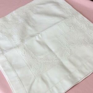 FINAL SALE PRICE Vintage Lace Insert Tablecloth/Topper